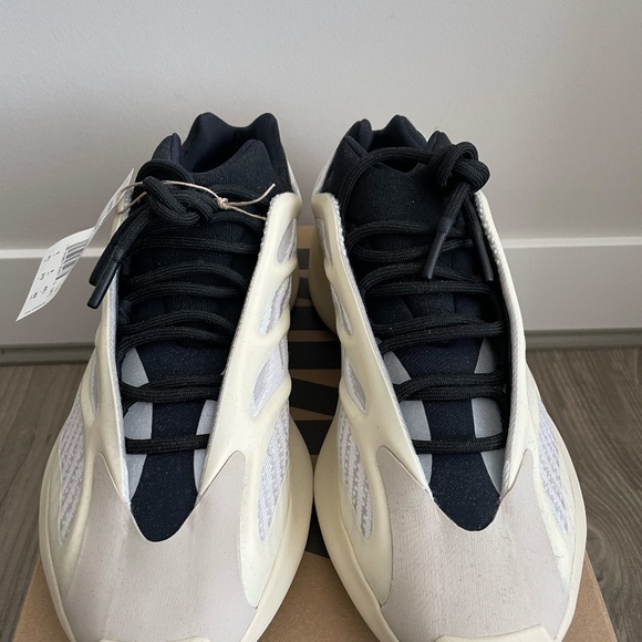 Adidas Yeezy 700 V3 "Azael" - Size 9 - Picture 2 of 5